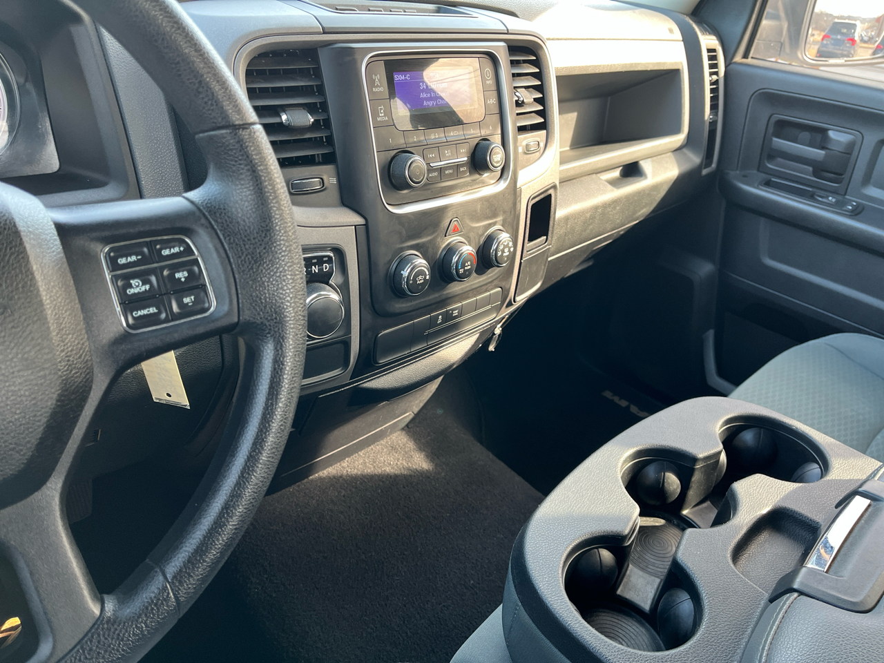 RAM 1500 2WD Quad Cab 140.5" Express 2015