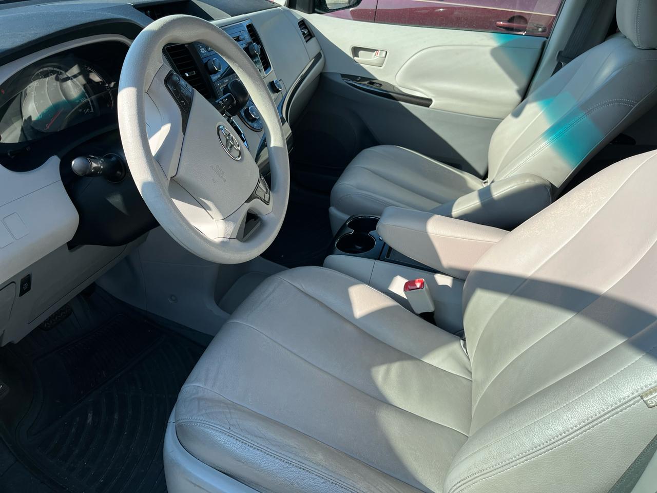 Toyota Sienna 5dr LE FWD 8-Passenger (Natl) 2011