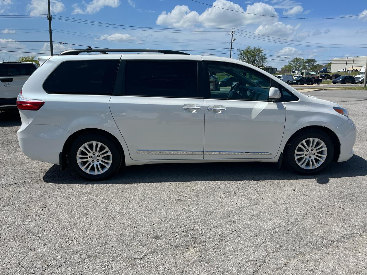 Toyota Sienna XLE 8-Pass V6 2017