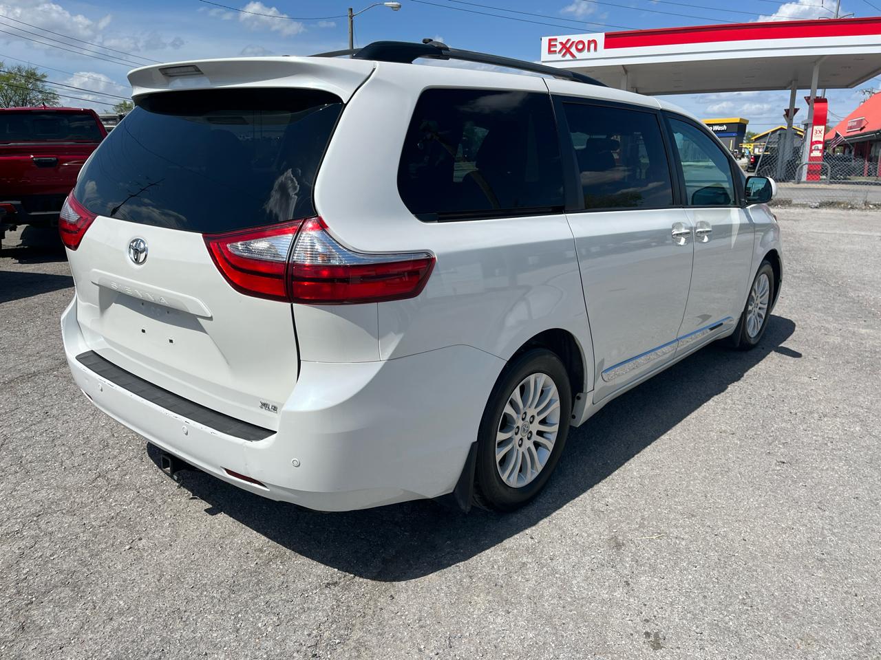 Toyota Sienna XLE 8-Pass V6 2017