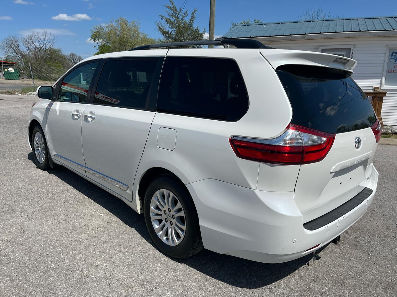 Toyota Sienna XLE 8-Pass V6 2017