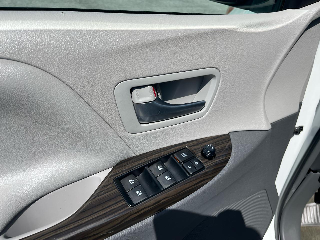 Toyota Sienna XLE 8-Pass V6 2017