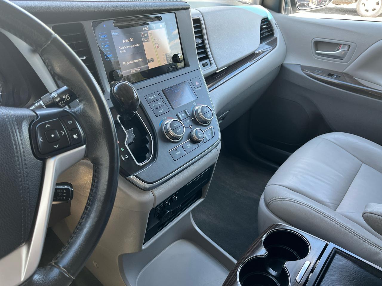 Toyota Sienna XLE 8-Pass V6 2017