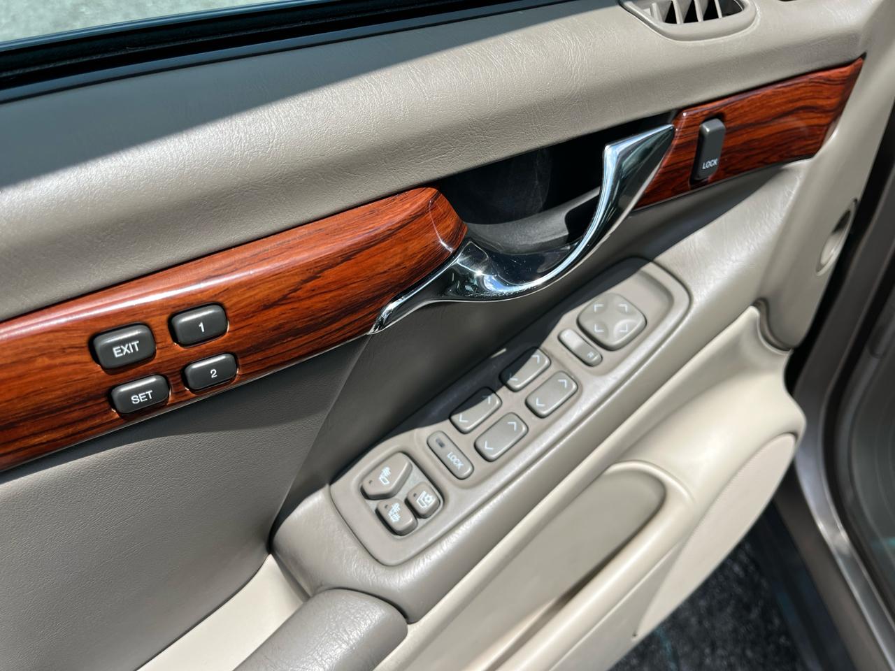 Cadillac DeVille 4dr Sdn 2004