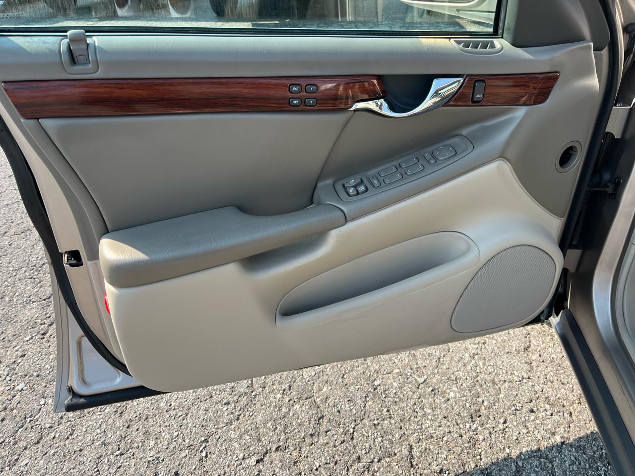 Cadillac DeVille 4dr Sdn 2004