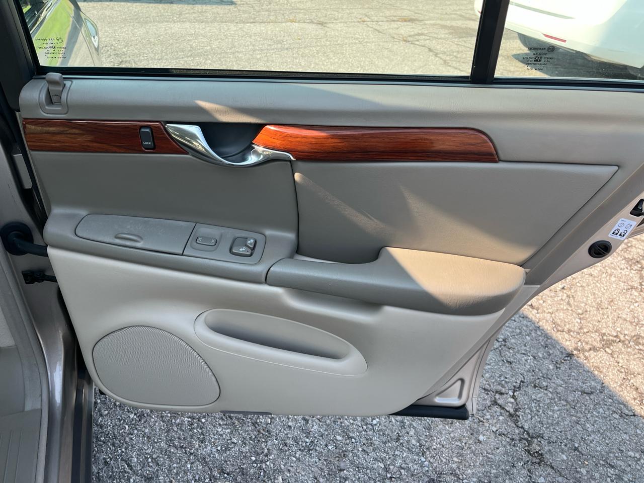 Cadillac DeVille 4dr Sdn 2004