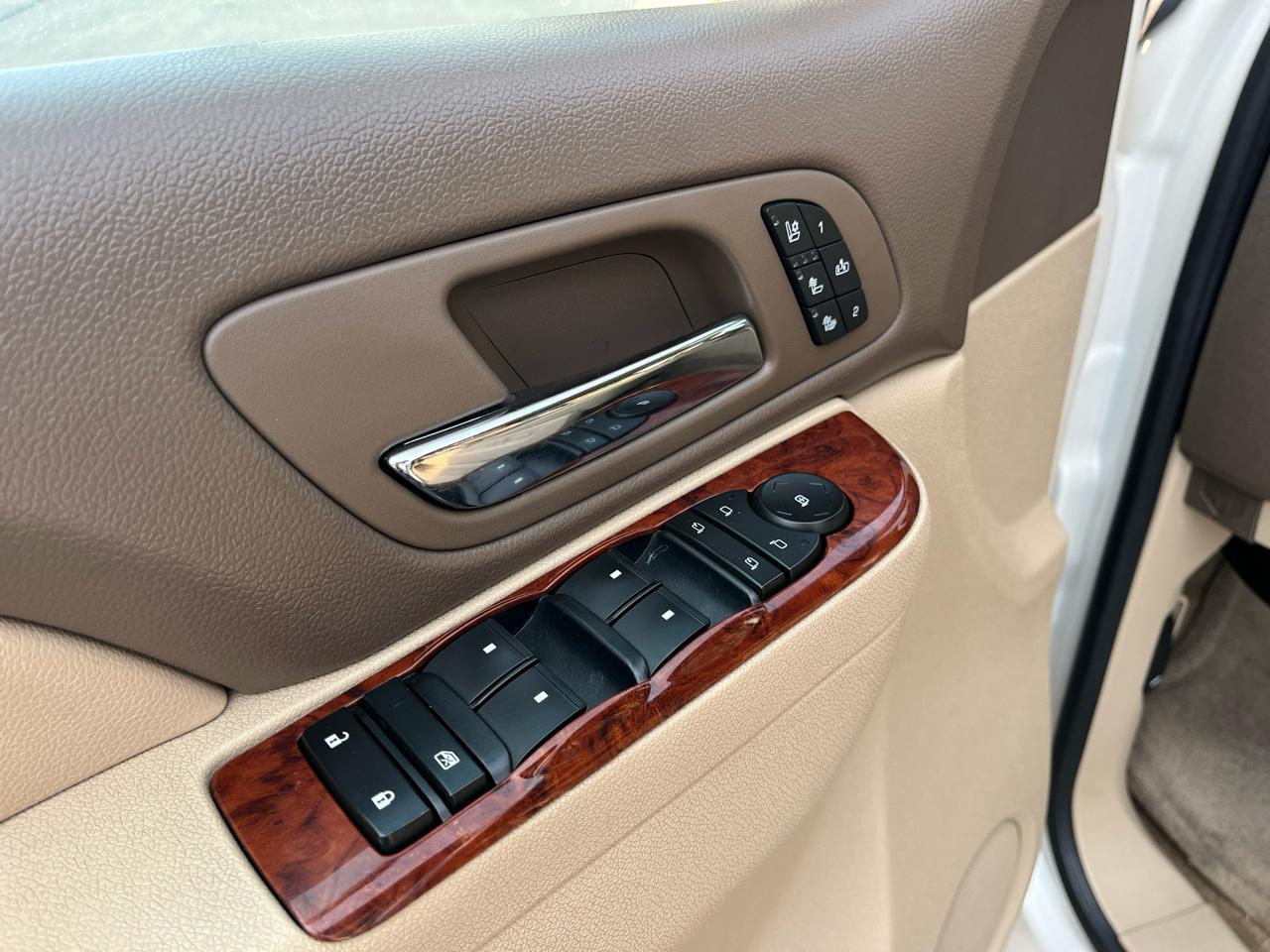 Chevrolet Suburban 2WD 4dr 1500 LTZ 2011