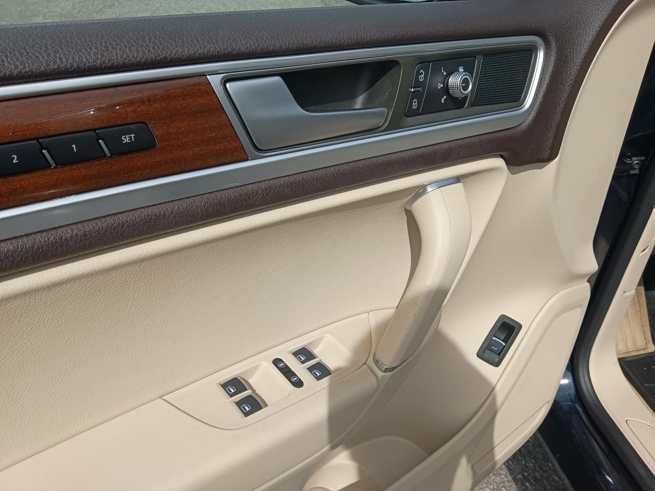 Volkswagen Touareg 4dr TDI Sport w/Technology 2015