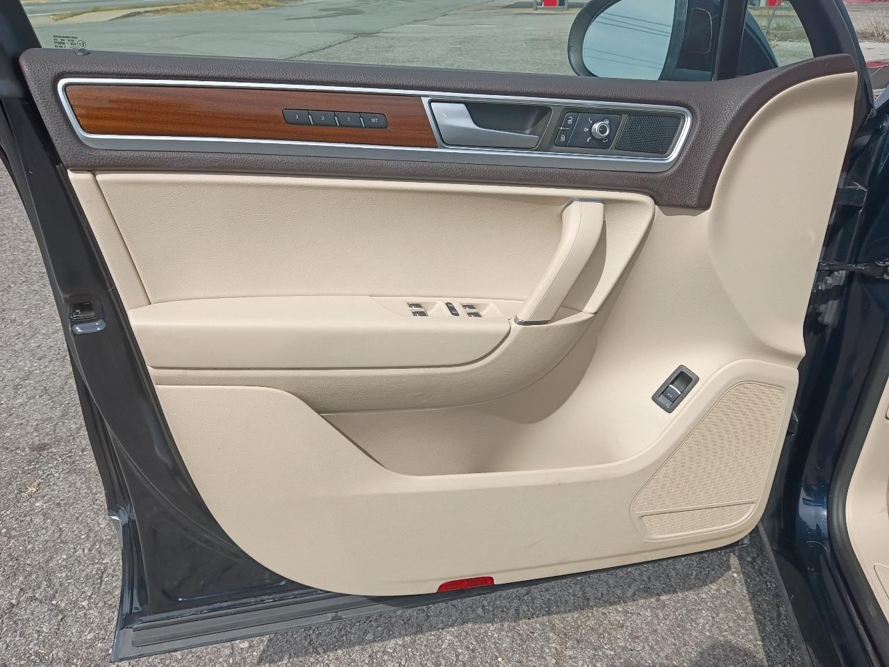 Volkswagen Touareg 4dr TDI Sport w/Technology 2015