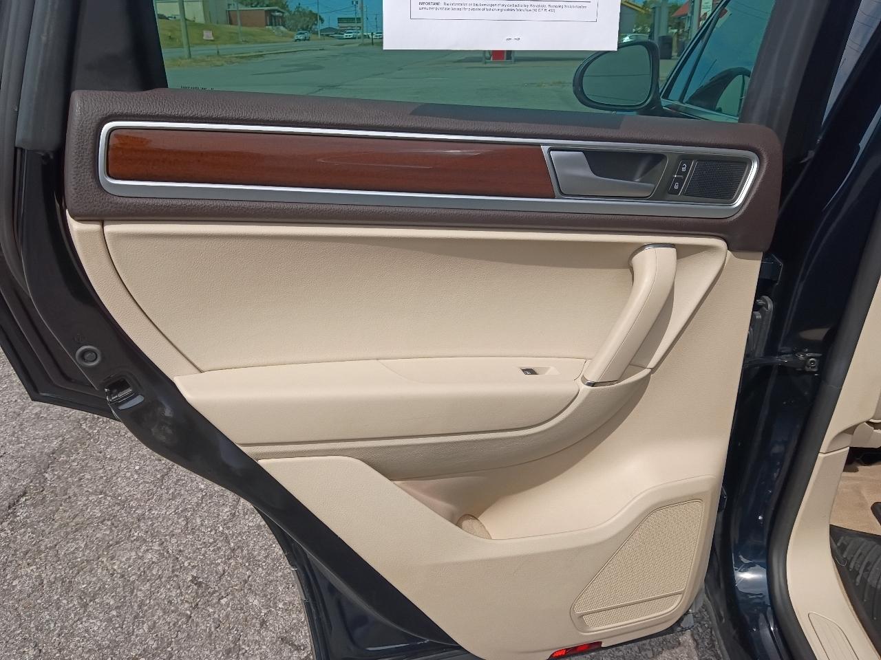 Volkswagen Touareg 4dr TDI Sport w/Technology 2015