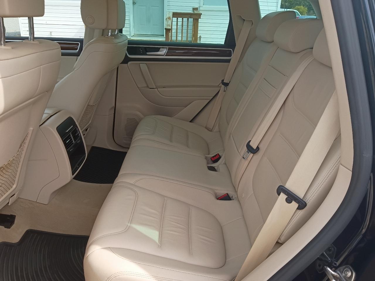 Volkswagen Touareg 4dr TDI Sport w/Technology 2015