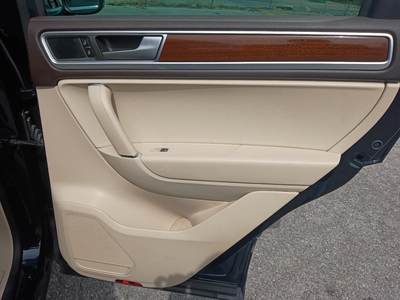Volkswagen Touareg 4dr TDI Sport w/Technology 2015