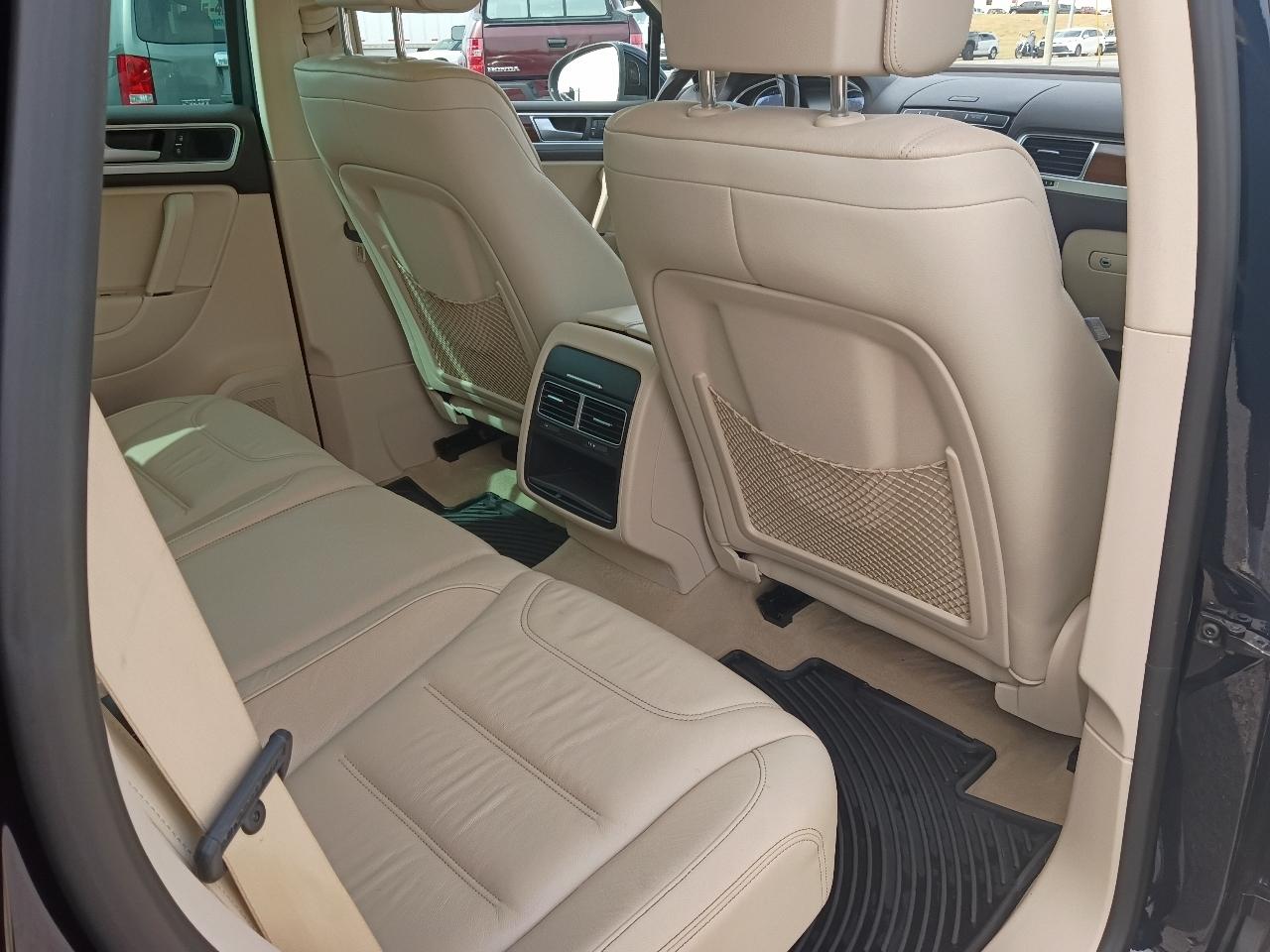 Volkswagen Touareg 4dr TDI Sport w/Technology 2015