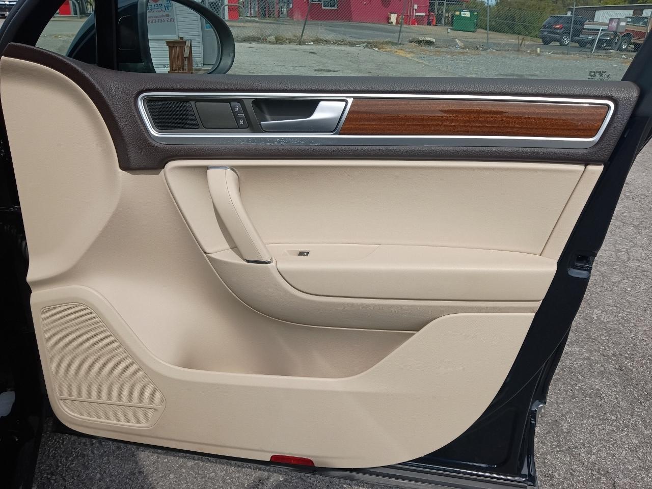 Volkswagen Touareg 4dr TDI Sport w/Technology 2015