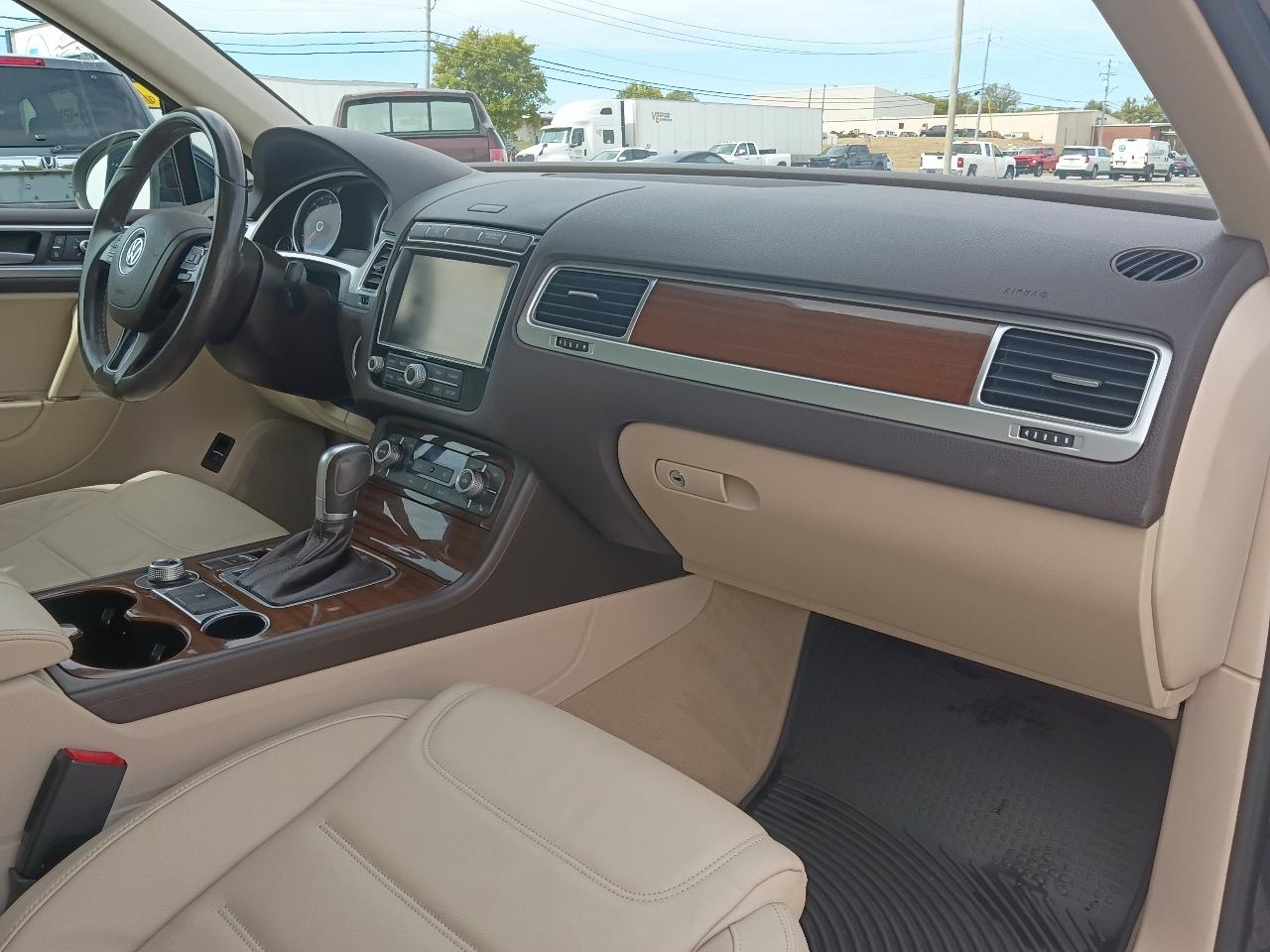 Volkswagen Touareg 4dr TDI Sport w/Technology 2015