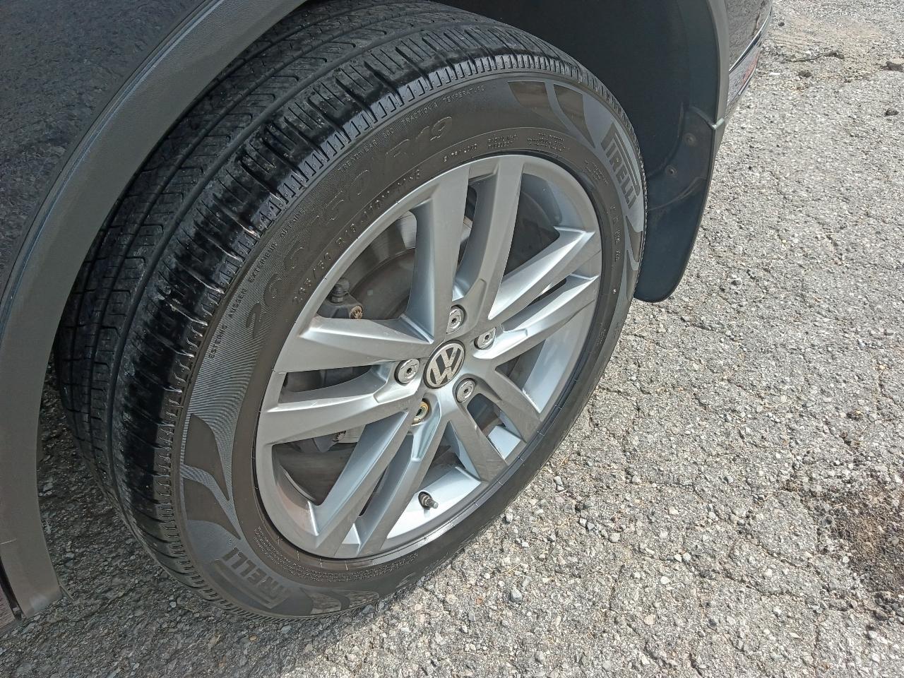 Volkswagen Touareg 4dr TDI Sport w/Technology 2015
