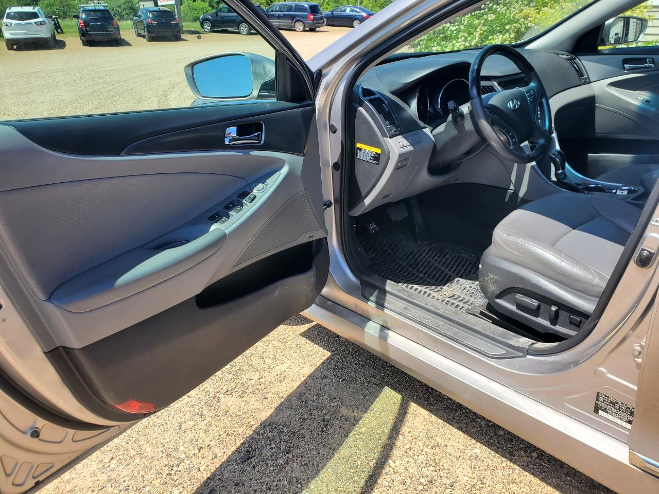 Hyundai Sonata 4dr Sdn 2.4L Auto Hybrid 2012