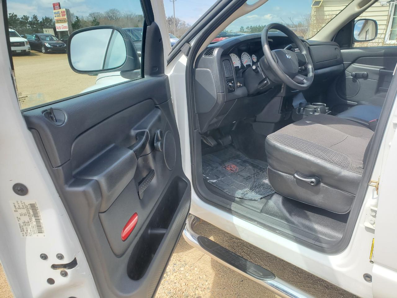 Dodge Ram 1500 4dr Quad Cab 140.5" WB 4WD ST 2005