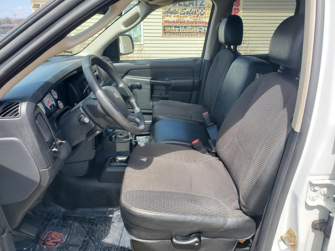 Dodge Ram 1500 4dr Quad Cab 140.5" WB 4WD ST 2005