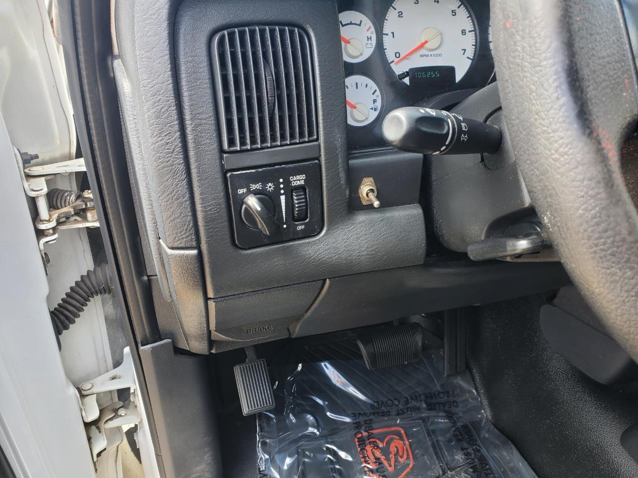 Dodge Ram 1500 4dr Quad Cab 140.5" WB 4WD ST 2005