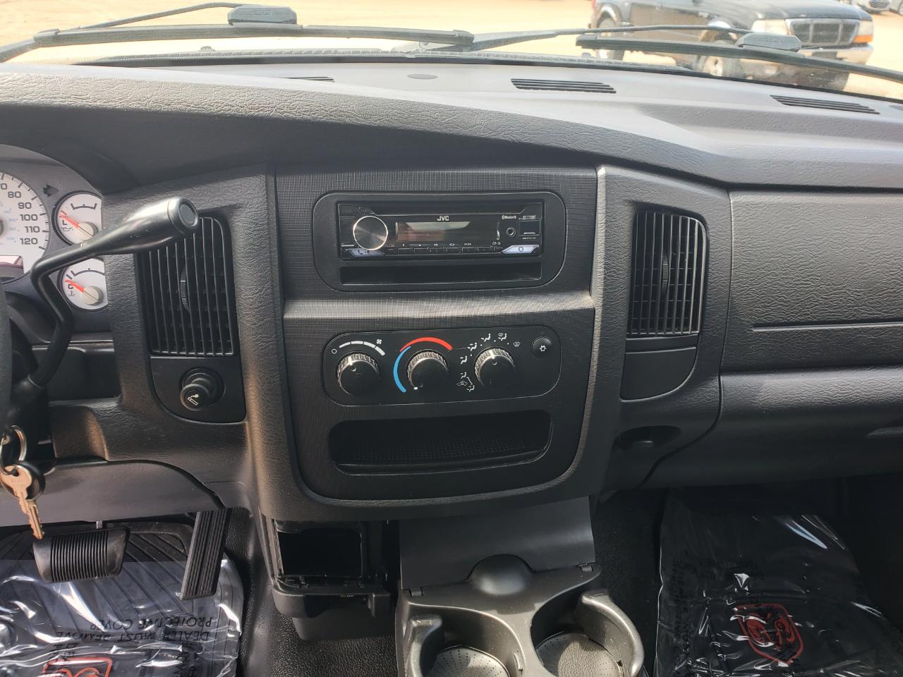 Dodge Ram 1500 4dr Quad Cab 140.5" WB 4WD ST 2005