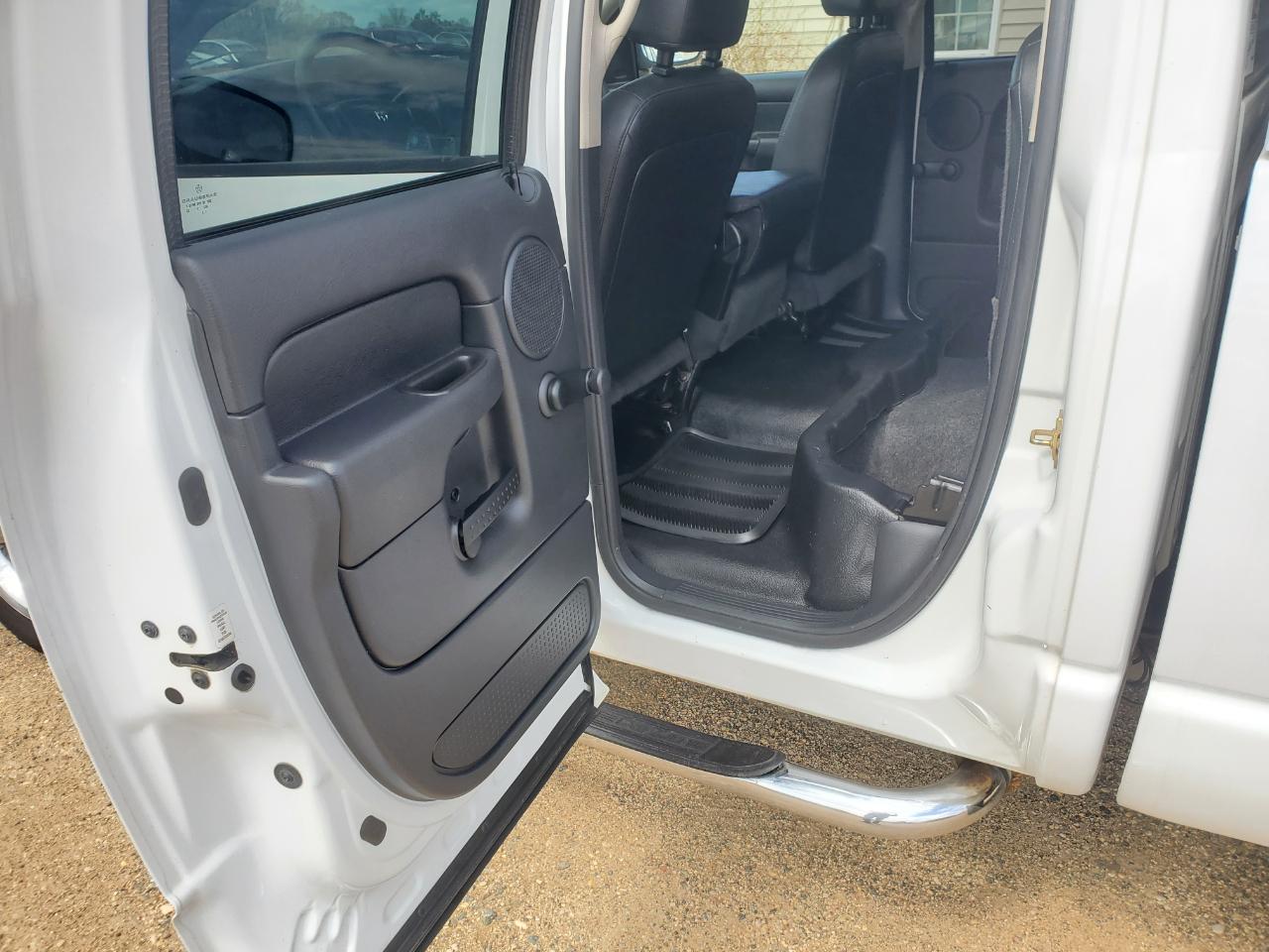 Dodge Ram 1500 4dr Quad Cab 140.5" WB 4WD ST 2005