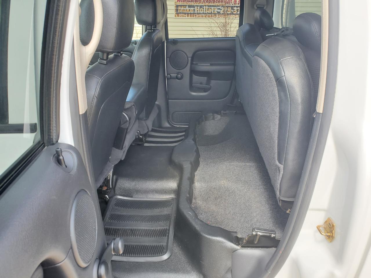Dodge Ram 1500 4dr Quad Cab 140.5" WB 4WD ST 2005
