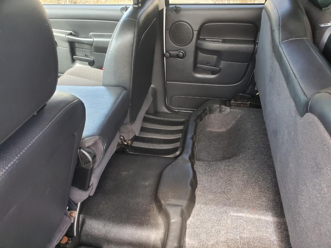 Dodge Ram 1500 4dr Quad Cab 140.5" WB 4WD ST 2005