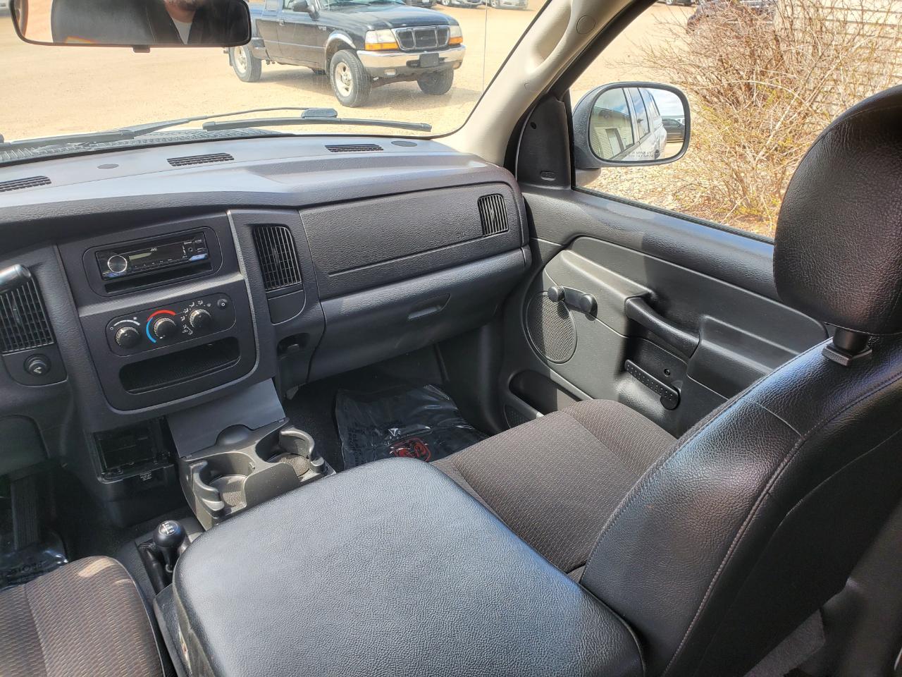 Dodge Ram 1500 4dr Quad Cab 140.5" WB 4WD ST 2005
