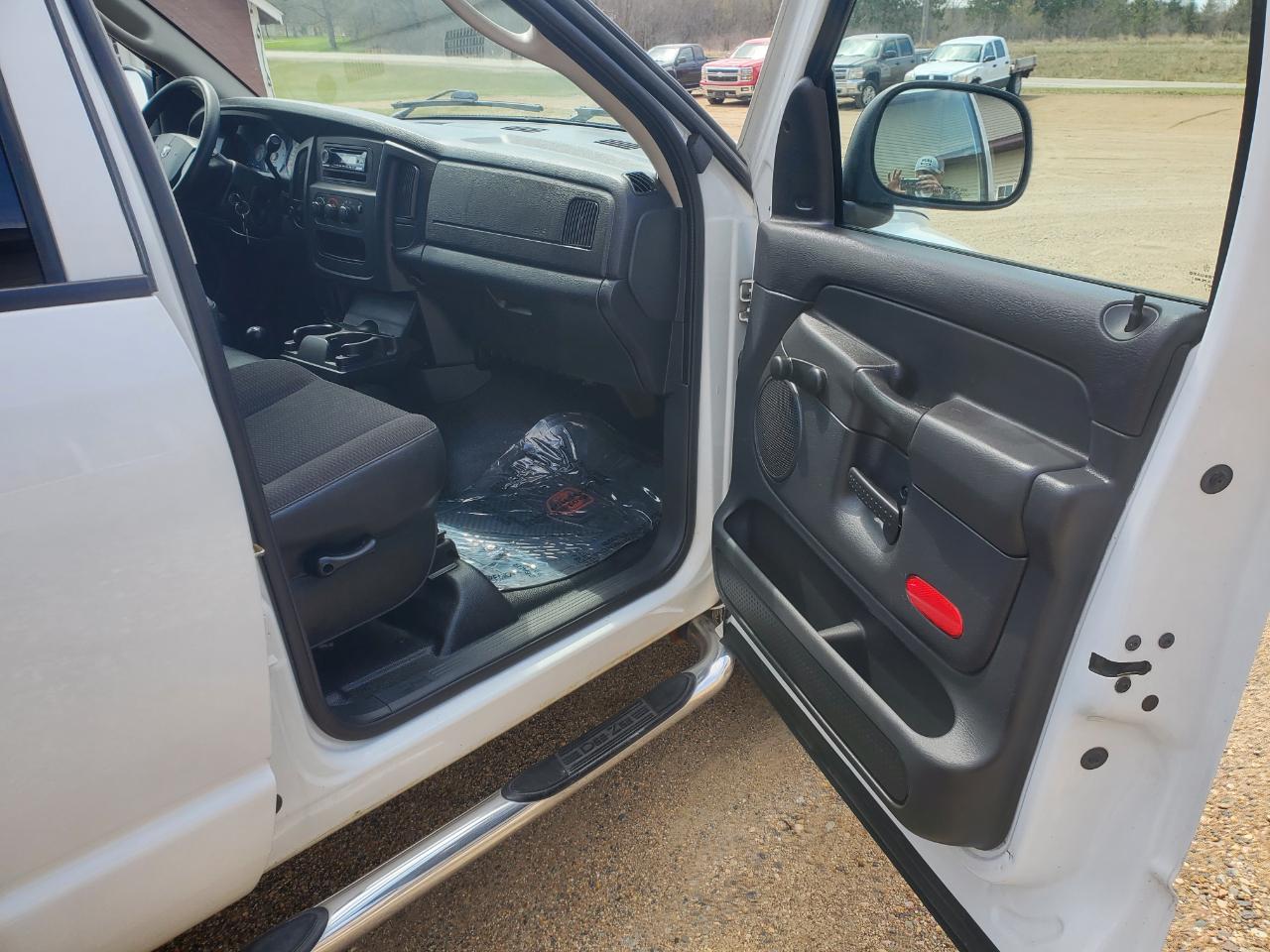Dodge Ram 1500 4dr Quad Cab 140.5" WB 4WD ST 2005