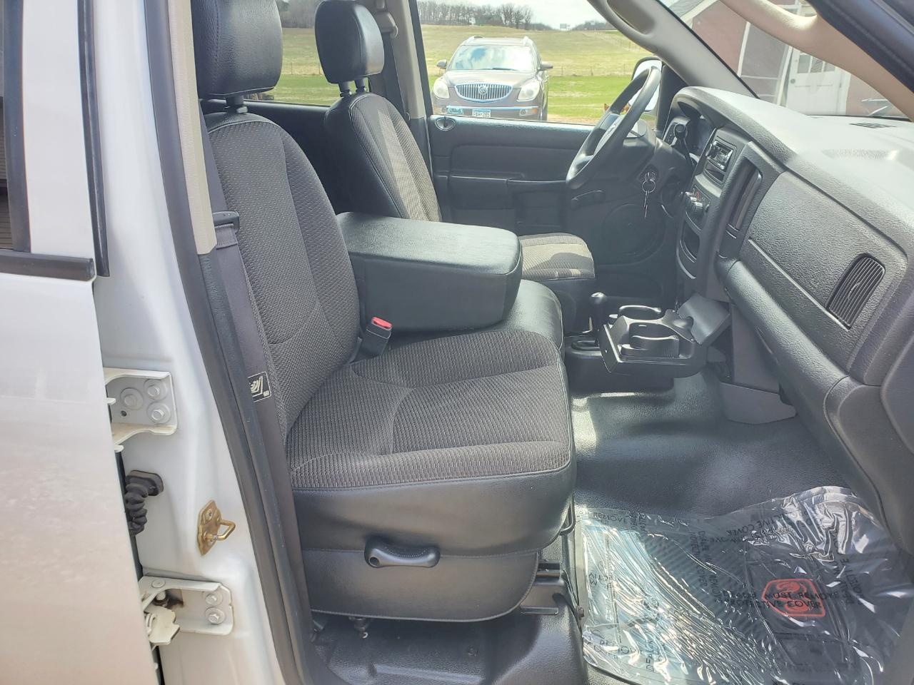 Dodge Ram 1500 4dr Quad Cab 140.5" WB 4WD ST 2005