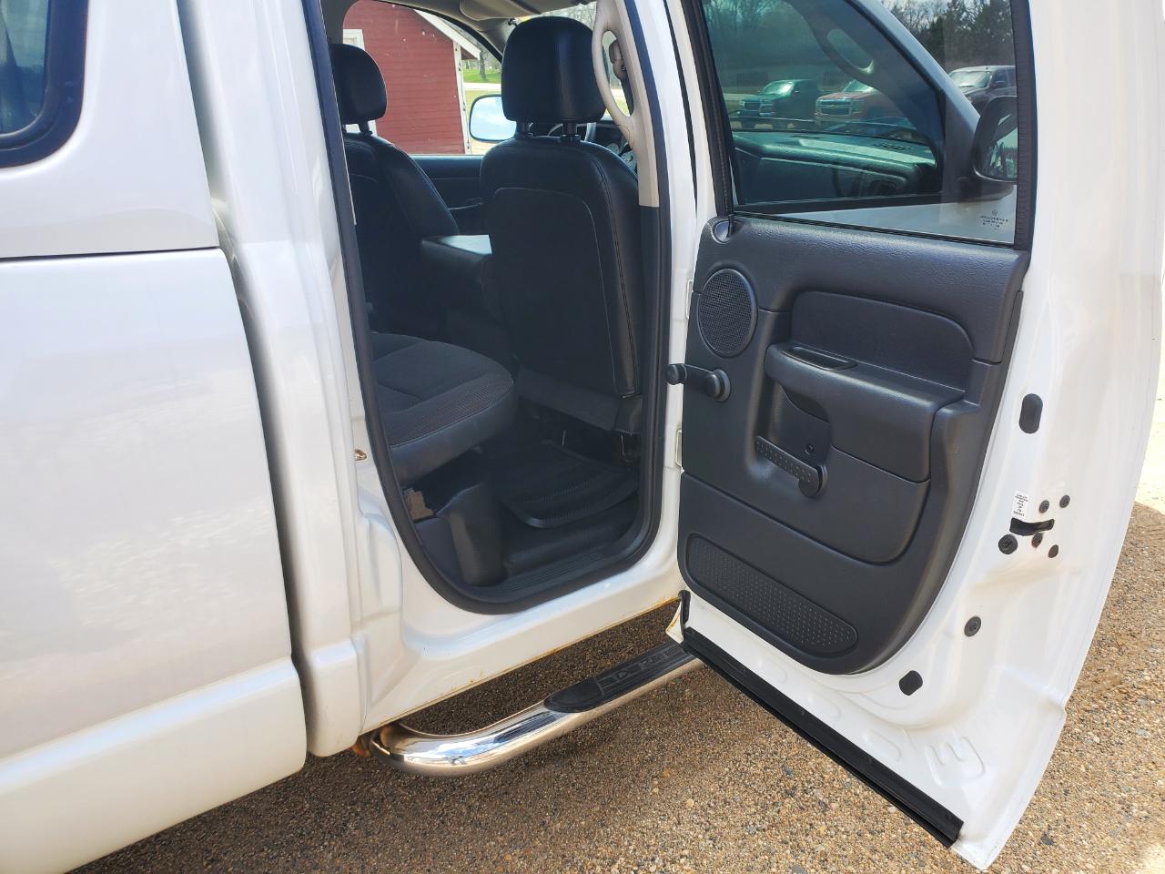 Dodge Ram 1500 4dr Quad Cab 140.5" WB 4WD ST 2005