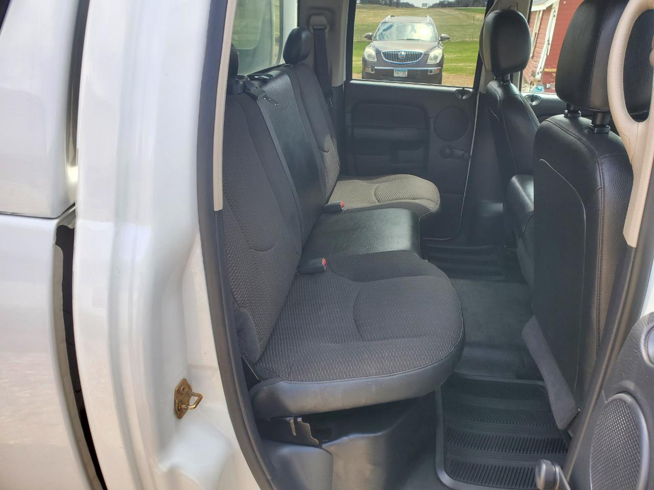 Dodge Ram 1500 4dr Quad Cab 140.5" WB 4WD ST 2005