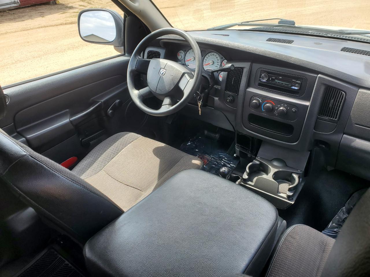 Dodge Ram 1500 4dr Quad Cab 140.5" WB 4WD ST 2005