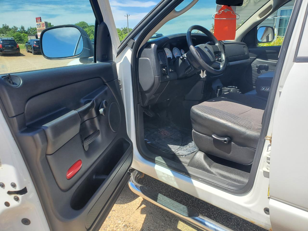 Dodge Ram 1500 4dr Quad Cab 140.5" WB 4WD ST 2005