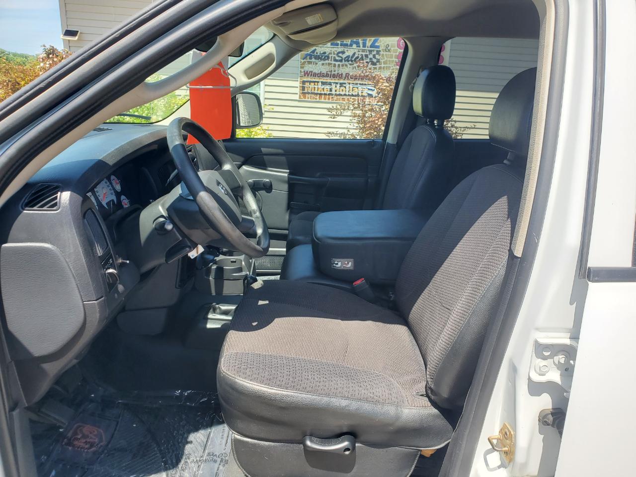 Dodge Ram 1500 4dr Quad Cab 140.5" WB 4WD ST 2005