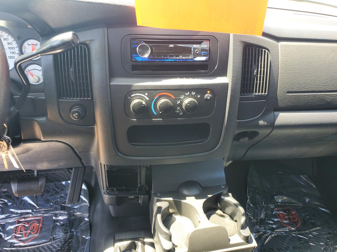Dodge Ram 1500 4dr Quad Cab 140.5" WB 4WD ST 2005