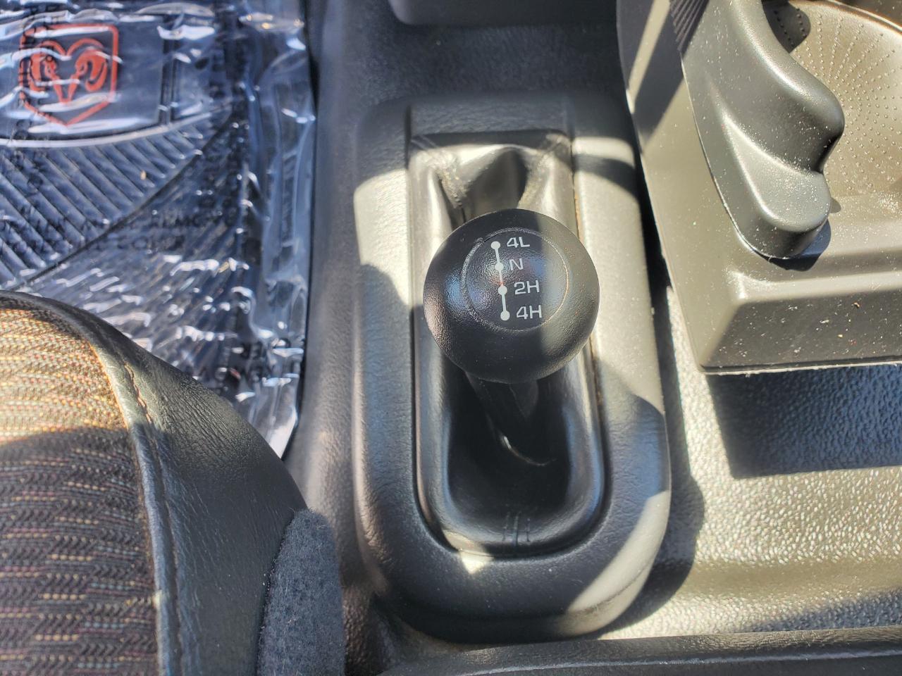 Dodge Ram 1500 4dr Quad Cab 140.5" WB 4WD ST 2005