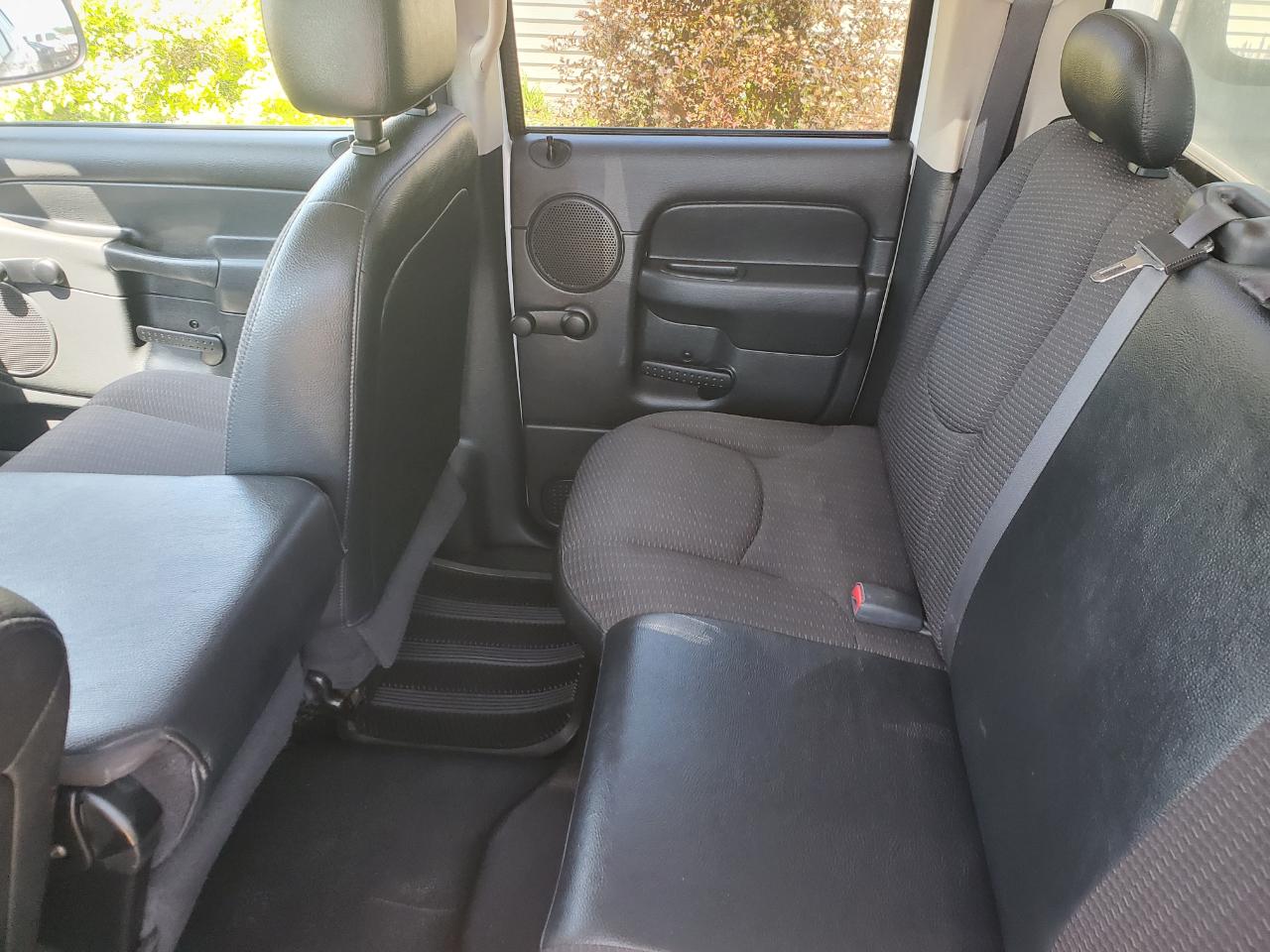 Dodge Ram 1500 4dr Quad Cab 140.5" WB 4WD ST 2005