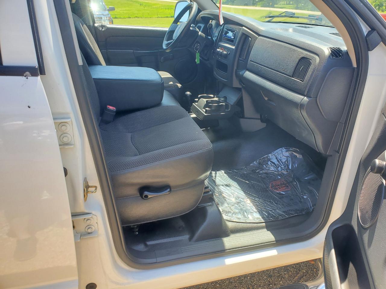Dodge Ram 1500 4dr Quad Cab 140.5" WB 4WD ST 2005