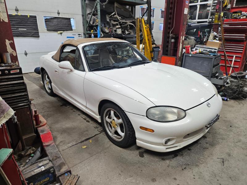 Mazda MX-5 Miata Base 2000