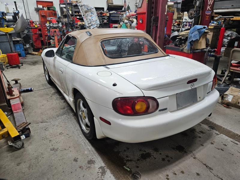 Mazda MX-5 Miata Base 2000