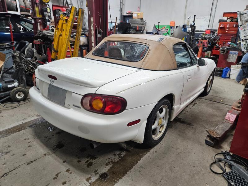 Mazda MX-5 Miata Base 2000
