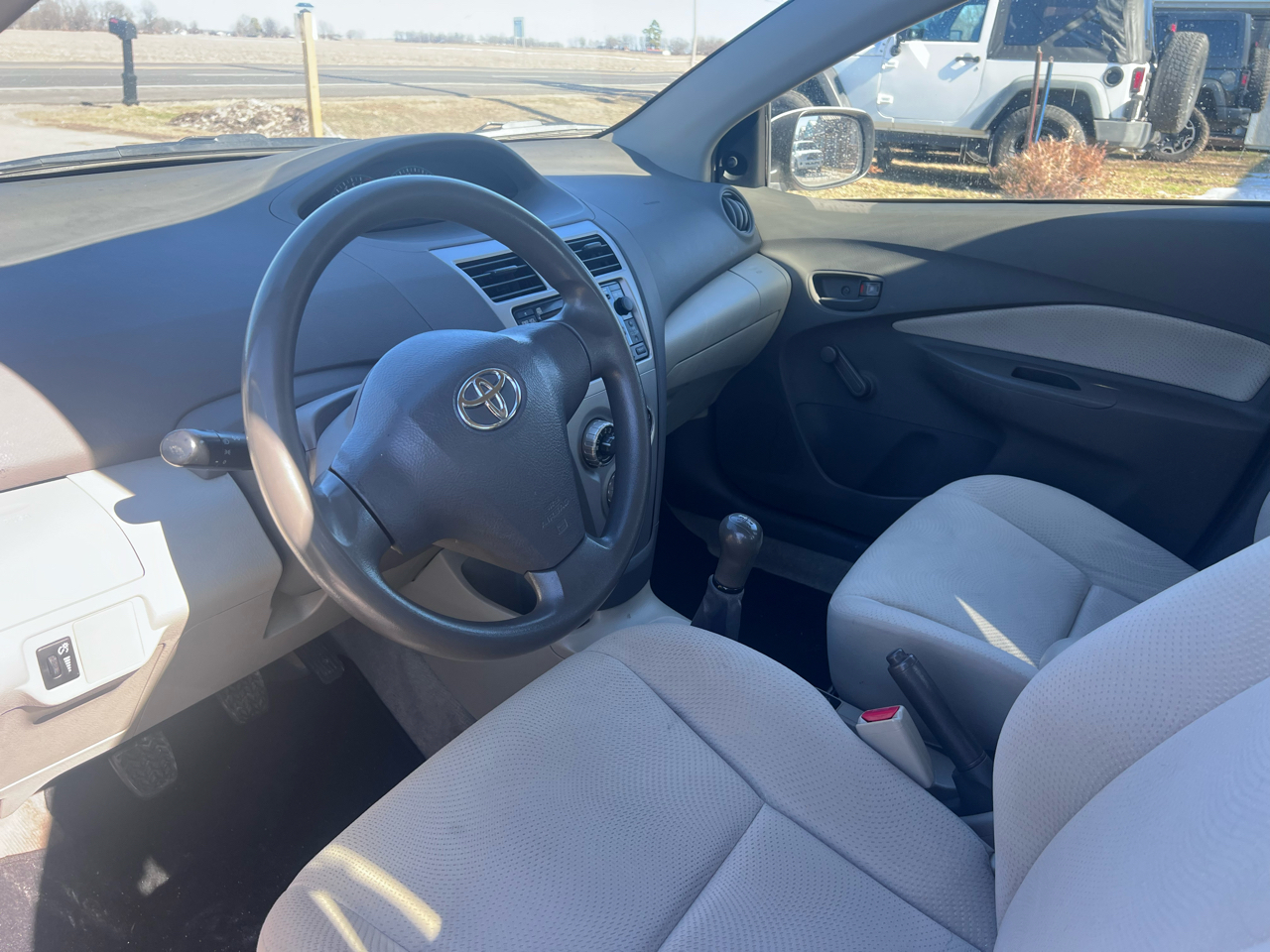 Toyota Yaris Sedan 4-Speed AT 2010