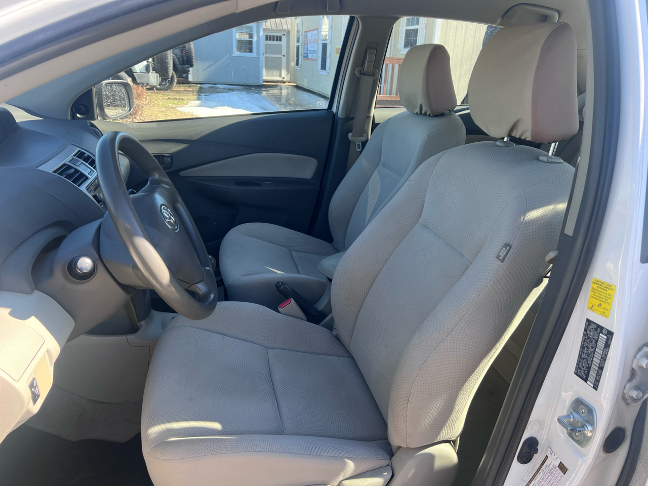 Toyota Yaris Sedan 4-Speed AT 2010