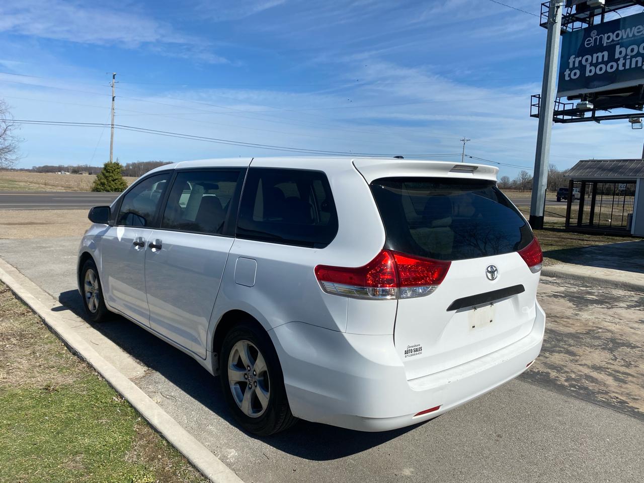 Toyota Sienna FWD 7-Passenger V6 2013