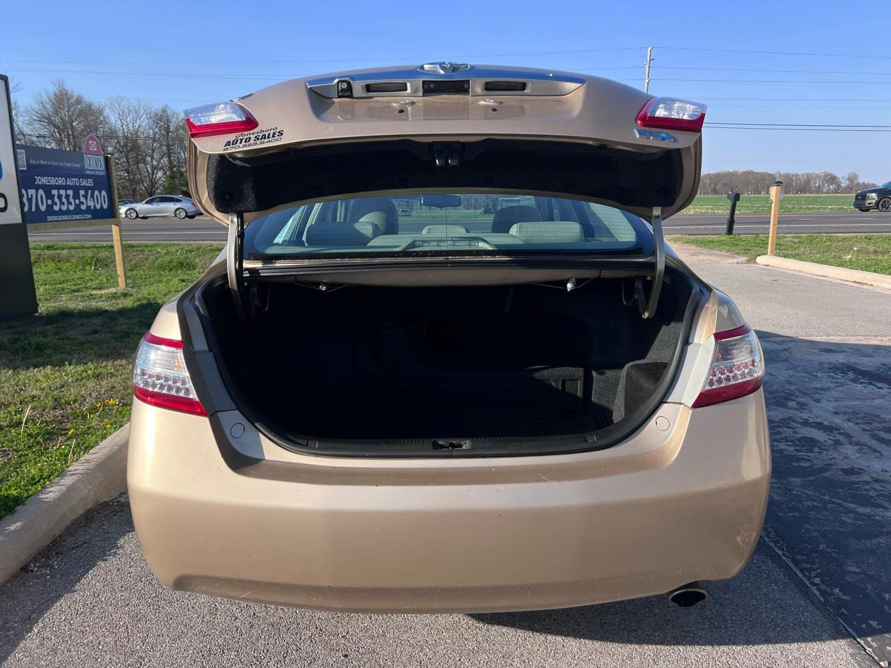 Toyota Camry Hybrid Sedan 2011