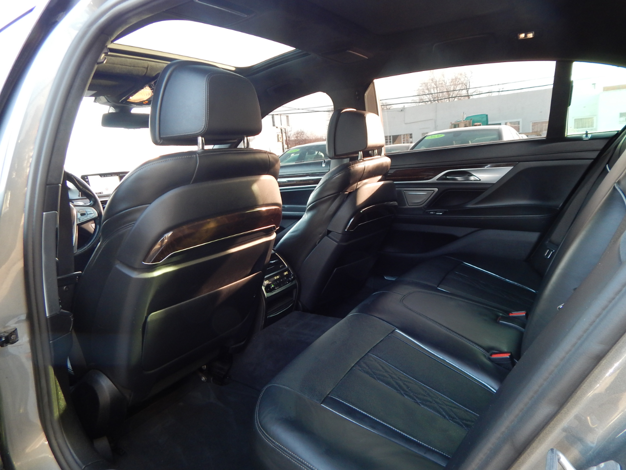 BMW 7 Series 4dr Sdn 750i xDrive AWD 2017