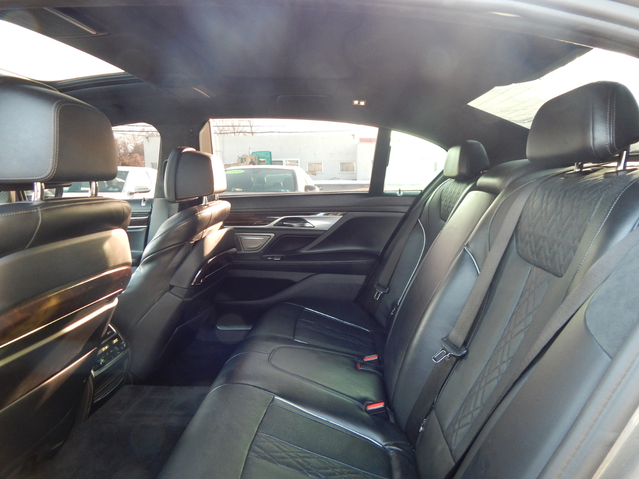 BMW 7 Series 4dr Sdn 750i xDrive AWD 2017