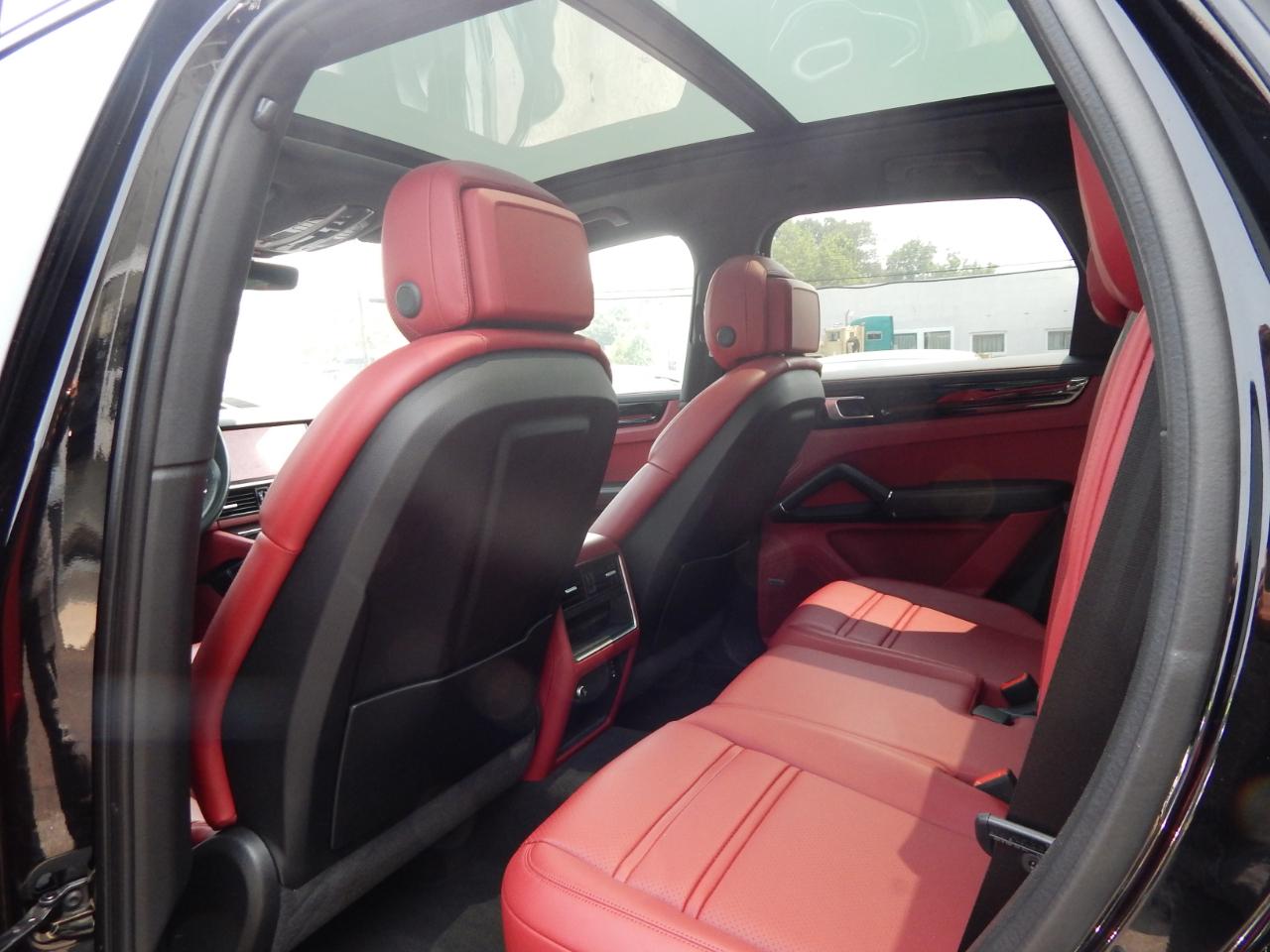 Porsche Cayenne Platinum Edition AWD 2022